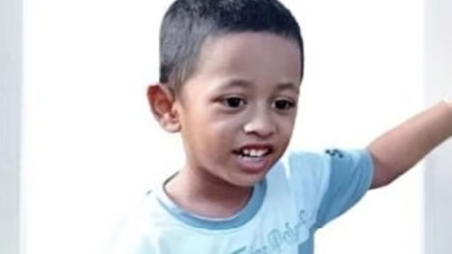 ছুটির দিনে বেড়াতে গিয়ে সড়ক দুর্ঘটনায় শিশুর মৃত্যু, বাবাকে ছাড়াই দাফন
